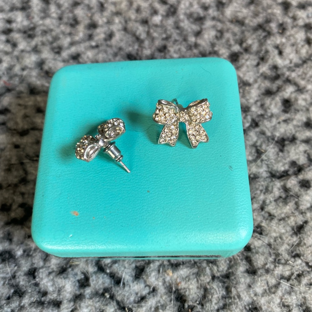 Elegant Silver Bow Earrings - Picture 3 of 7